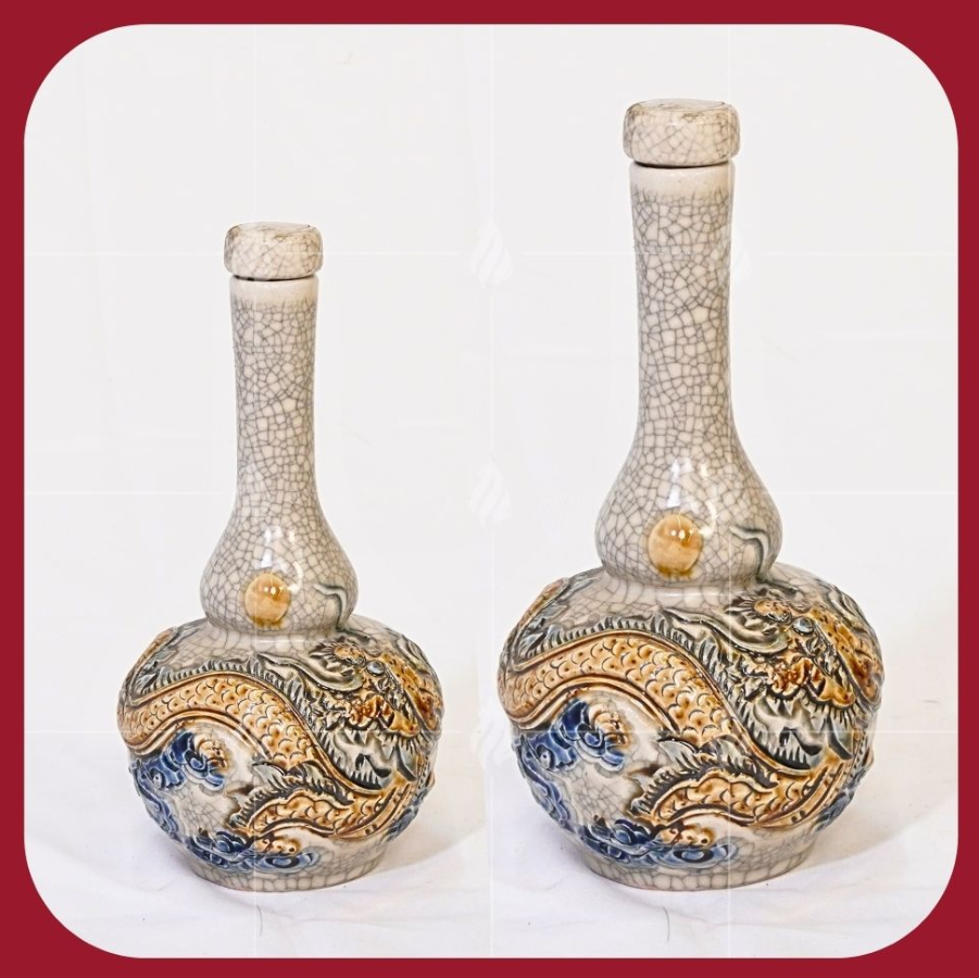 Nậm rượu thờ men rạn Bát Tràng trên bàn thờ gia tiên